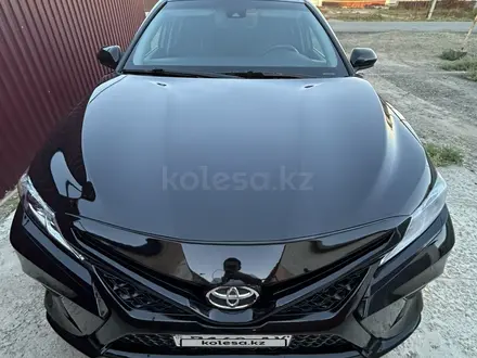 Toyota Camry 2019 года за 8 800 000 тг. в Атырау