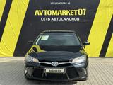 Toyota Camry 2017 года за 11 800 000 тг. в Уральск – фото 2