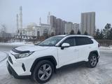 Toyota RAV4 2021 года за 17 900 000 тг. в Астана – фото 2