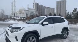 Toyota RAV4 2021 года за 17 900 000 тг. в Астана – фото 2