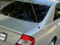 Toyota Camry 2003 года за 7 500 000 тг. в Актобе – фото 2