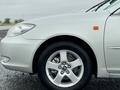 Toyota Camry 2003 года за 7 500 000 тг. в Актобе – фото 49