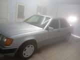 Mercedes-Benz E 200 1990 года за 900 000 тг. в Байконыр – фото 2