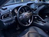 Toyota Camry 2021 года за 15 500 000 тг. в Костанай – фото 5