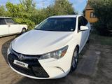Toyota Camry 2016 года за 6 800 000 тг. в Уральск – фото 2