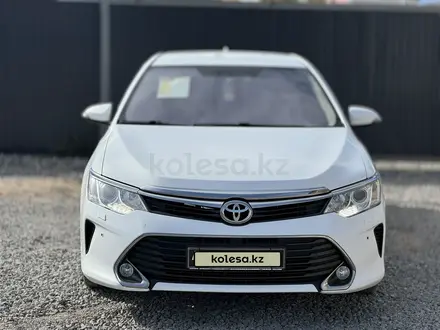 Toyota Camry 2015 года за 11 900 000 тг. в Актобе – фото 2