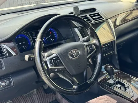 Toyota Camry 2015 года за 11 900 000 тг. в Актобе – фото 15