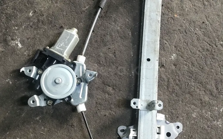 Передний стеклоподъёмник правый на Ниссан Максиму А33 за 15 000 тг. в Алматы