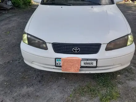 Toyota Camry 2000 года за 3 500 000 тг. в Караганда – фото 2