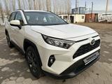 Toyota RAV4 2022 года за 20 000 000 тг. в Актобе – фото 4