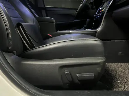Toyota Camry 2017 года за 11 200 000 тг. в Актобе – фото 12