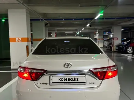 Toyota Camry 2017 года за 11 200 000 тг. в Актобе – фото 2