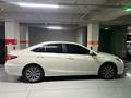 Toyota Camry 2017 года за 11 200 000 тг. в Актобе – фото 3