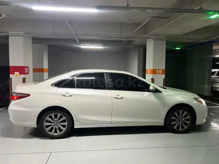 Toyota Camry 2017 года за 11 200 000 тг. в Актобе – фото 3