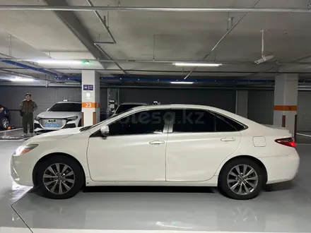 Toyota Camry 2017 года за 11 200 000 тг. в Актобе – фото 4