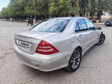 Mercedes-Benz C 200 2002 годаүшін1 350 000 тг. в Атырау – фото 4