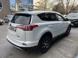 Toyota RAV4 2018 года за 13 800 000 тг. в Алматы – фото 2