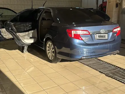 Toyota Camry 2014 года за 6 100 000 тг. в Атырау – фото 13