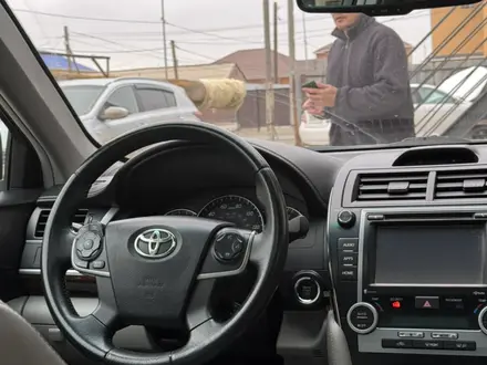 Toyota Camry 2014 года за 6 100 000 тг. в Атырау – фото 6