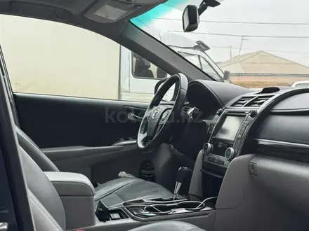 Toyota Camry 2014 года за 6 100 000 тг. в Атырау – фото 7