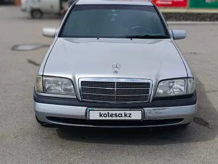 Mercedes-Benz C 200 1996 года за 1 800 000 тг. в Риддер – фото 4