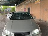 Toyota Camry 2000 года за 6 800 000 тг. в Шымкент – фото 2