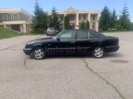 Mercedes-Benz E 320 1996 года за 2 500 000 тг. в Алматы – фото 3
