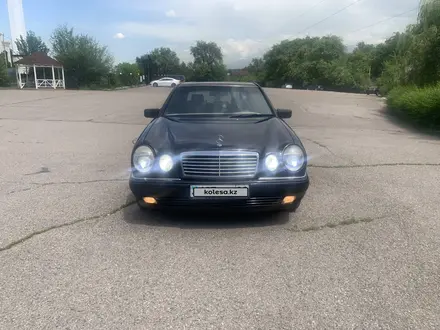 Mercedes-Benz E 320 1996 года за 2 500 000 тг. в Алматы