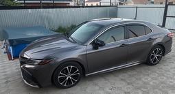 Toyota Camry 2018 года за 10 000 000 тг. в Уральск – фото 2