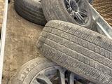 8 шин.4 с дисками.1 запаска за 600 000 тг. в Актобе – фото 2