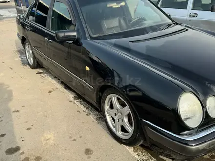 Mercedes-Benz E 280 1997 года за 2 600 000 тг. в Алматы – фото 2