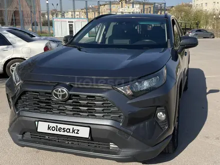 Toyota RAV4 2020 года за 13 700 000 тг. в Астана