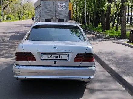 Mercedes-Benz E 320 1996 года за 2 350 000 тг. в Алматы – фото 2