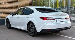 Toyota Camry Luxe eCVT 2024 года за 20 390 000 тг. в Астана – фото 2