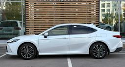 Toyota Camry Luxe eCVT 2024 года за 20 390 000 тг. в Астана – фото 3