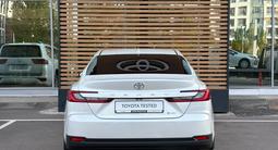 Toyota Camry Luxe eCVT 2024 года за 20 390 000 тг. в Астана – фото 4