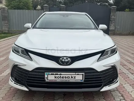 Toyota Camry 2023 года за 15 500 000 тг. в Алматы – фото 2