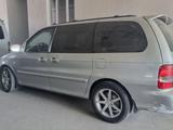 Kia Carnival 2004 года за 2 300 000 тг. в Шымкент – фото 3