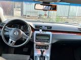 Volkswagen Passat 2010 года за 2 600 000 тг. в Атырау – фото 4