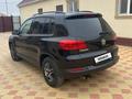 Volkswagen Tiguan 2015 года за 7 500 000 тг. в Атырау – фото 2