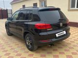 Volkswagen Tiguan 2015 года за 7 500 000 тг. в Атырау – фото 2
