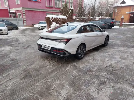 Hyundai Elantra 2023 года за 9 300 000 тг. в Алматы – фото 4
