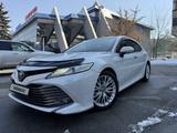 Toyota Camry 2018 года за 13 500 000 тг. в Алматы – фото 2