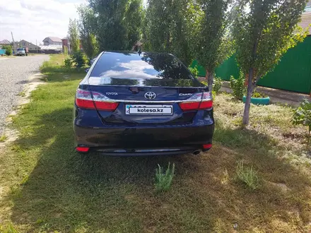 Toyota Camry 2015 года за 12 300 000 тг. в Актобе – фото 3