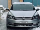 Volkswagen Passat 2013 года за 4 900 000 тг. в Атырау – фото 2