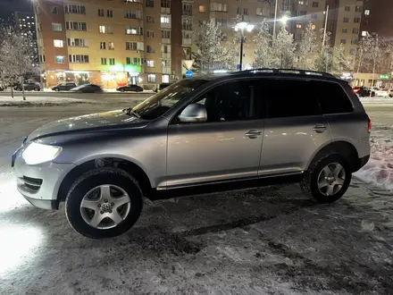 Volkswagen Touareg 2007 года за 7 500 000 тг. в Астана – фото 2