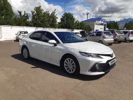 Toyota Camry 2021 года за 13 200 000 тг. в Уральск – фото 2