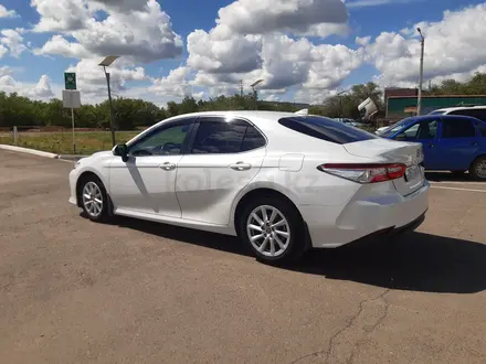 Toyota Camry 2021 года за 13 200 000 тг. в Уральск – фото 4