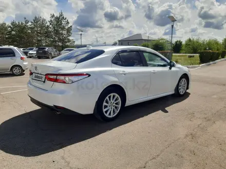 Toyota Camry 2021 года за 13 200 000 тг. в Уральск – фото 3