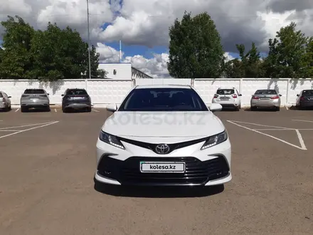 Toyota Camry 2021 года за 13 200 000 тг. в Уральск – фото 5